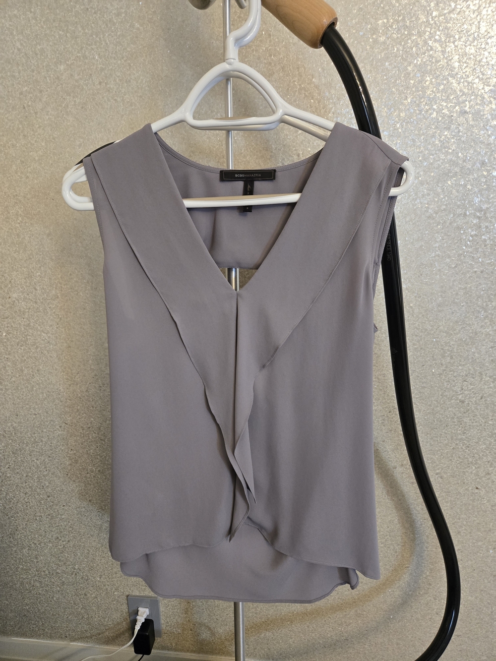 BCBGMaxAzria Gray V-Neck Ruffle Front Sleeveless Top